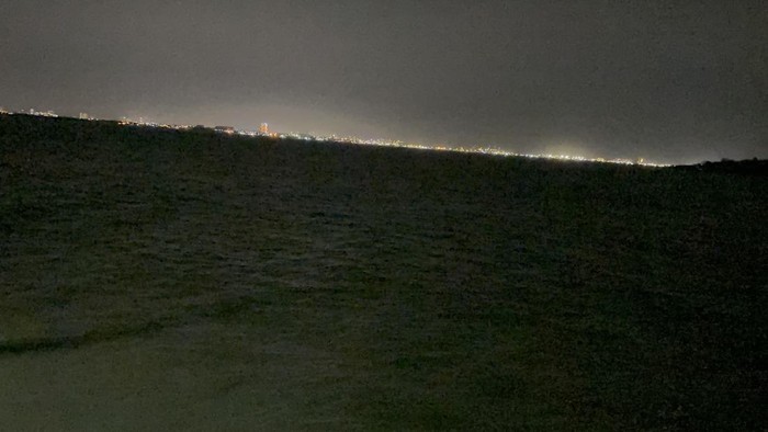 Penampakan laut Suramadu yang airnya berwarna kehijauan saat malam hari