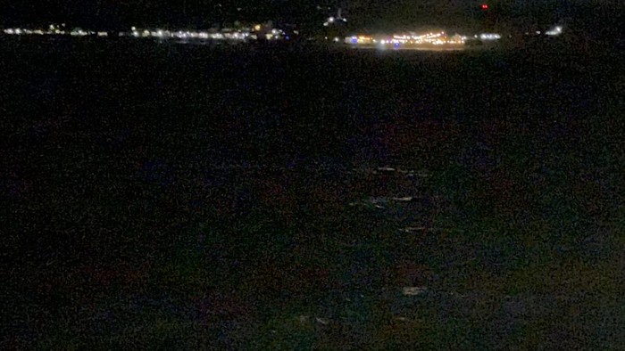 Penampakan laut Suramadu yang airnya berwarna kehijauan saat malam hari