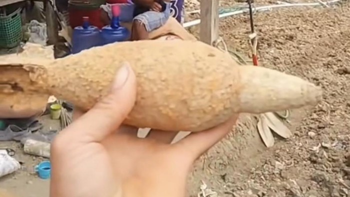 Penampakan mortir yang ditemukan warga Enrekang di ladang kebun bawang.