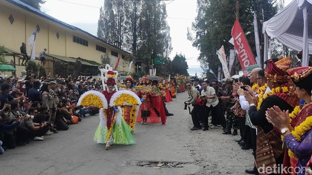 Penampakan peserta Festival Bunga dan Buah di Kabupaten Karo tahun 2025. (Nizar Aldi/detikSumut)