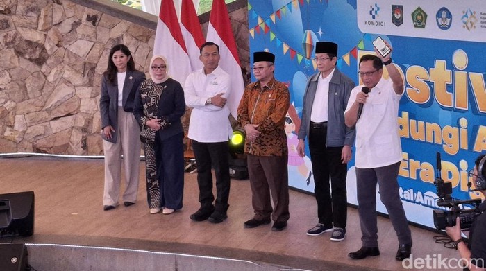 Penandatanganan Nota Kesepahaman tentang Rencana Aksi Implementasi PP No 17 Tahun 2025 tentang Tata Kelola Penyelenggaraan Sistem Elektronik dalam Pelindungan Anak untuk Penguatan Pelindungan Anak, di Museum Penerangan, TMII, Jakarta, Kamis (31/7/2025)