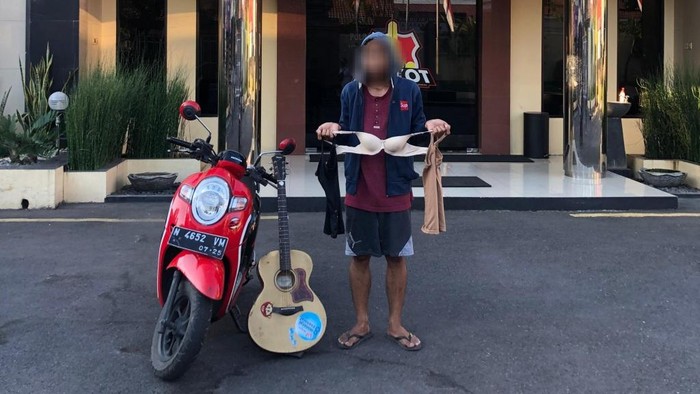 FTW (36) pencuri pakaian dalam wanita yang teror warga Pohjentrek, Kabupaten Pasuruan usai ditangkap