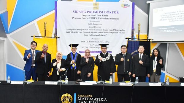 Peneliti dari Fakultas Matematika dan Ilmu Pengetahuan Alam (FMIPA) Universitas Indonesia (UI) Indah Kurniawaty dan hasil riset zat aditif BBM etanol dari daun kaliandra