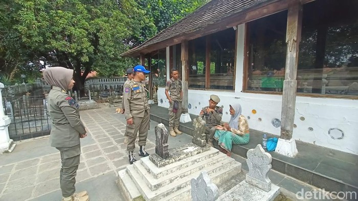 Satpol PP Kabupaten Cirebon saat melakukan penyisiran di kawasan makam Sunan Gunung Jati