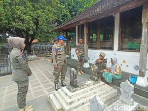 Saat Petugas Bersih-bersih Pengemis di Area Makam Sunan Gunungjati