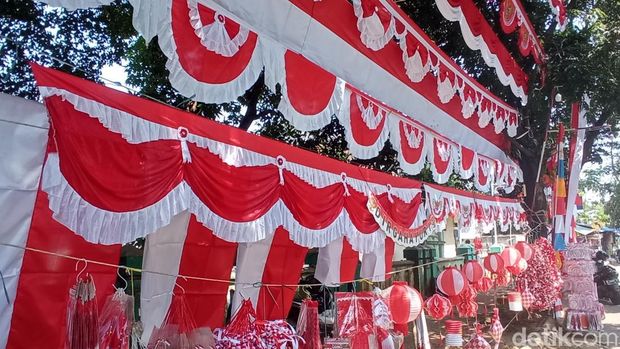 Ruli Santoso, pedagang bendera musiman di Jalan Perjuangan, Kota Cirebon
