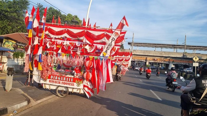 Penjual bendera merah putih di Matraman, Jaktim. (Taufiq/detikcom)