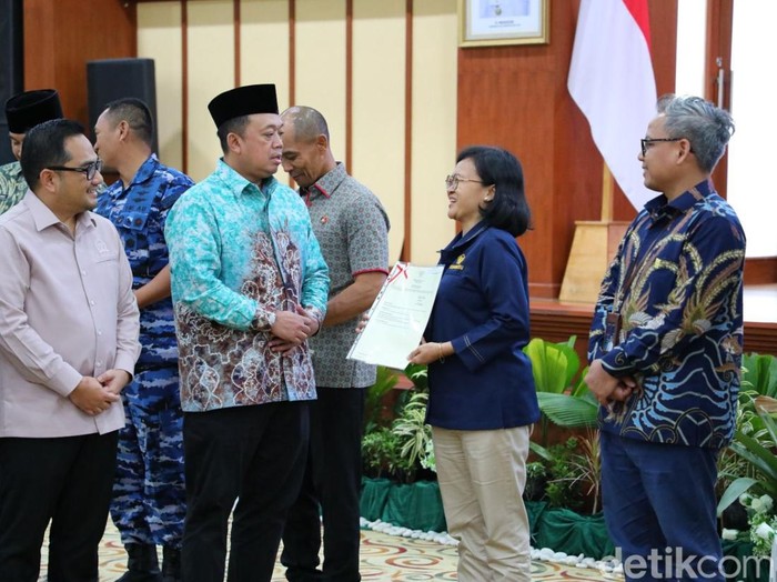 Penyerahan sertifikat tanah ulayat ke pemerintah daerah di Kalimantan Selatan.