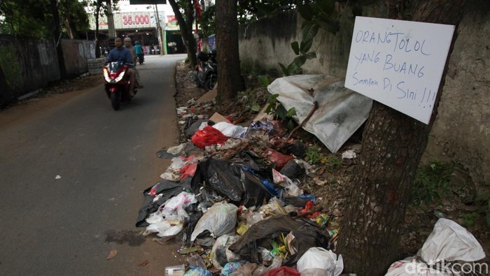 Peringatan Pedas untuk Pembuang Sampah di Tangsel Papan berisi hujatan kepada pembuang sampah sembarangan dipasang di kawasan Pamulang Barat, Pamulang, Tangsel, Kamis (31/7/2025).