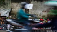 Papan tersebut dipasang warga untuk memperingati orang yang masih membuang sampah secara sengaja.    