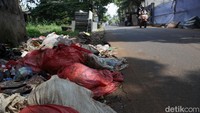 Sampah yang dibuang sembarangan membuat sekitar lokasi menjadi bau.  