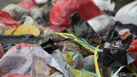 Sampah rumah tangga ini dibuang sembarangan di pinggir jalan.  