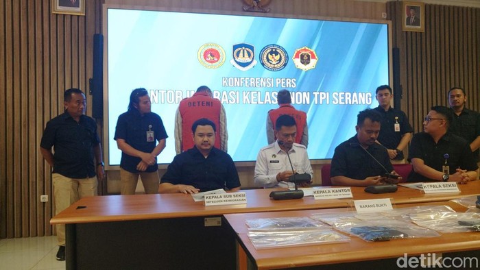 Petugas Kantor Imigrasi Kelas I Serang menangkap dua warga negara asing asal Iran atas kasus penipuan di toko pengisian saldo e toll di Serang, Banten. (M Iqbal/detikcom).