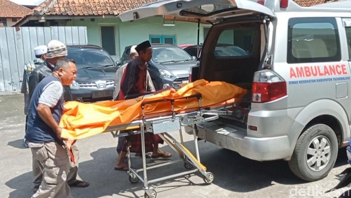 Petugas mengevakuasi jenazah Karna yang diduga dibunuh tetangganya.