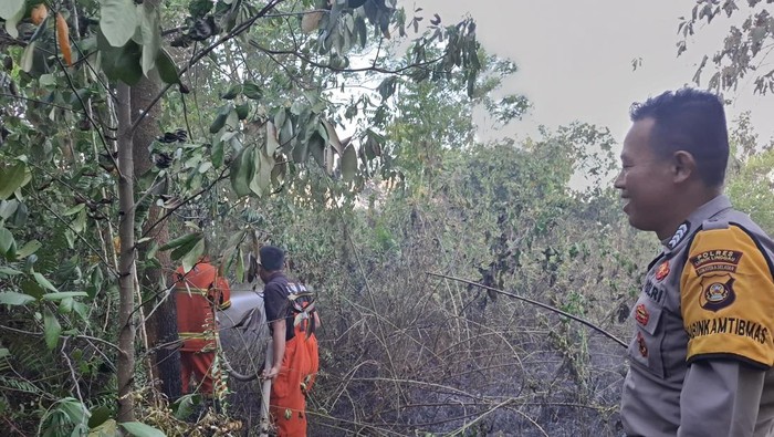 Pihak Damkar memadamkan lahan yang terbakar di Lubuklinggau