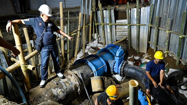 Plt Direktur Utama Perumda Air Minum Kota Makassar, Hamzah Ahmad turun langsung meninjau progres pengerjaan koneksi jaringan pipa distribusi di Taman Segitiga Pa'baeng-Baeng.