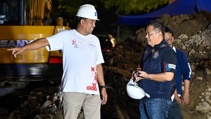 Plt Direktur Utama Perumda Air Minum Kota Makassar, Hamzah Ahmad turun langsung meninjau progres pengerjaan koneksi jaringan pipa distribusi di Taman Segitiga Pa’baeng-Baeng.