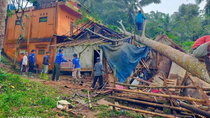 Pohon tumbang timpa rumah di Tasikmalaya.
