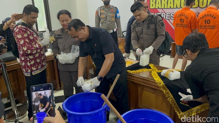 Polda Jambi memusnahkan barang bukti 5,5 kilogram sabu dengan mencampurkan ke cairan pembersih lantai