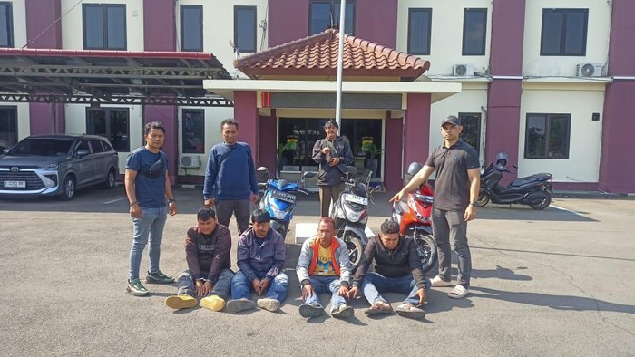Polisi menangkap 4 orang komplotan mengaku debt collector dan rampas motor pria di Cikarang Pusat. (dok.istimewa)