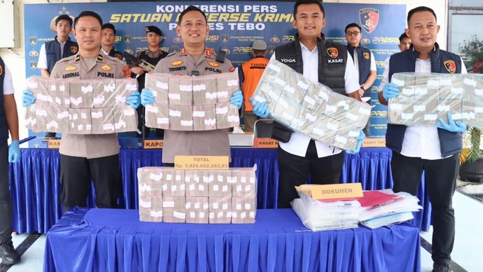 Polisi menetapkan dua mantan pegawai bank di Tebo, Jambi, menjadj tersangka korupsi KUR Fiktif