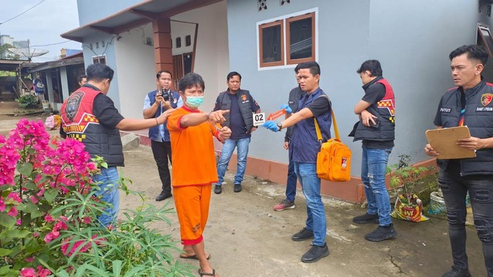 Polisi menggelar rekonstruksi penjaga malam bunuh petani  di Lubuklinggau