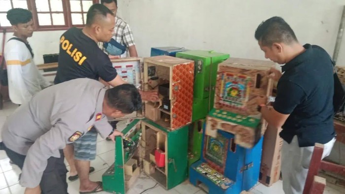 Polisi saat mengecek penemuan mesin judi di sekolah. (Dok. Istimewa)