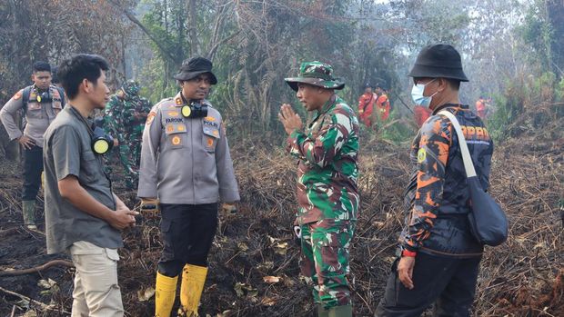 Polisi-TNI-BPBD hingga Damkar bergotong royong padamkan karhutla di Indragiri Hilir, Riau, Kamis (31/7/2025).