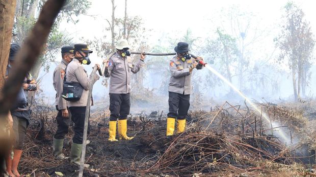 Polisi-TNI-BPBD hingga Damkar bergotong royong padamkan karhutla di Indragiri Hilir, Riau, Kamis (31/7/2025).