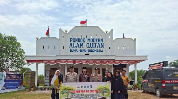 Polres Dumai mengajak para santri di pondok pesantren menanam pohon, Selasa (29/7/2025).