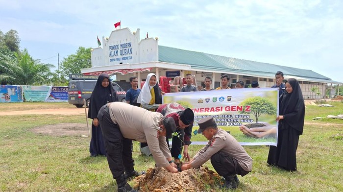 Polres Dumai mengajak para santri di pondok pesantren menanam pohon untuk kelestarian alam.