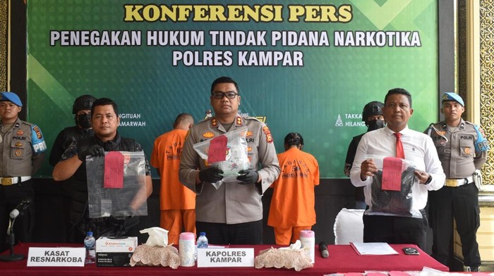 Polres Kampar menangkap dua orang pengedar narkoba dengan barang buktio 1 kilogram sabu.