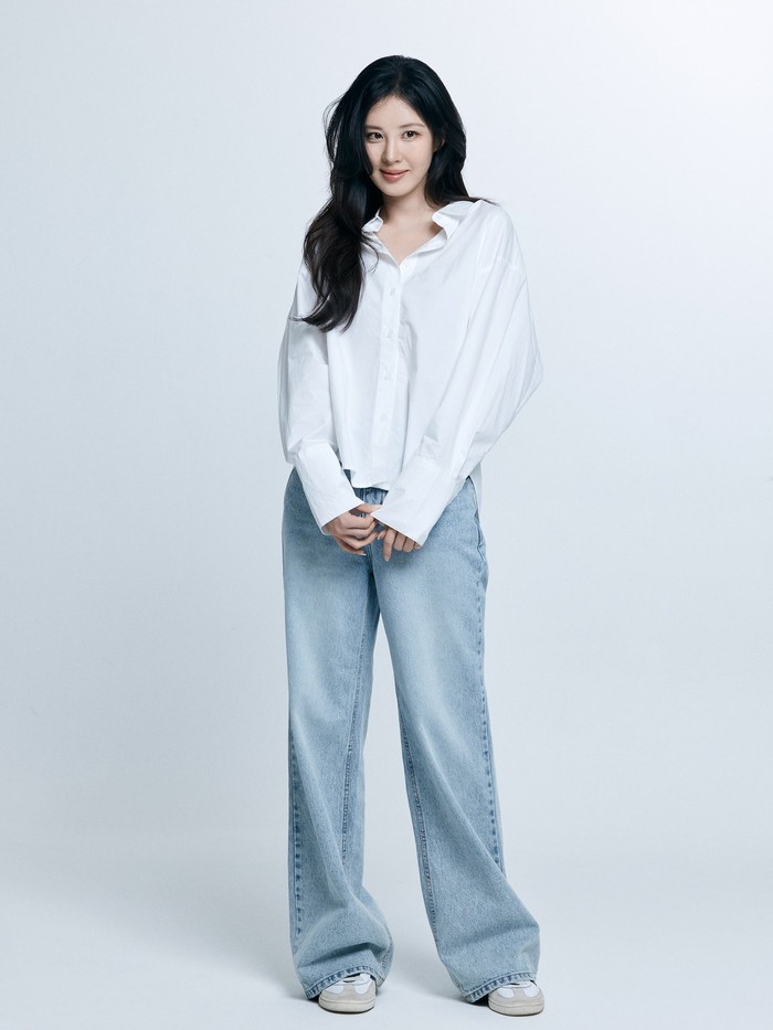 Manajemen LEAD Entertainment merilis foto profil terbaru Seohyun SNSD. Seohyun bergabung dengan agensi tersebut pada Mei 2025.