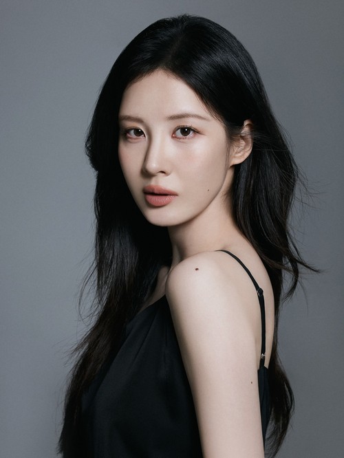 Manajemen LEAD Entertainment merilis foto profil terbaru Seohyun SNSD. Seohyun bergabung dengan agensi tersebut pada Mei 2025.