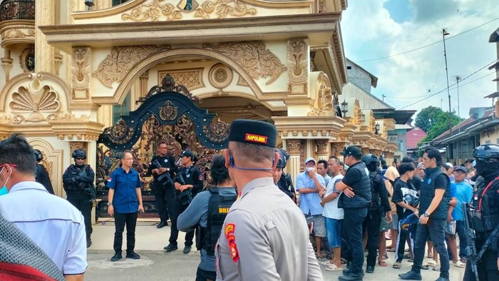 Potret rumah mewah Haji Sutar di Tulung Selapan OKI saat digerebek BNN.