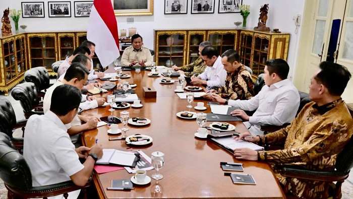 Presiden Prabowo Subianto memberikan arahan soal pelanggaran standar beras premium dan medium. Arahan disampaikan dalam rapat terbatas di Istana, Selasa (30/7/2025) malam.