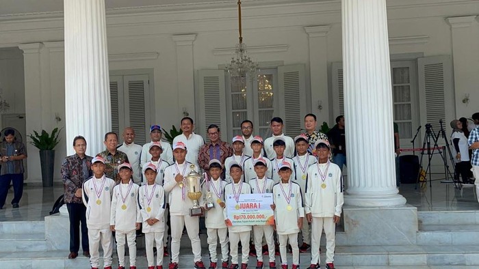 Pramono menerima kunjungan tim sepakbola pelajar U-12 Jakarta yang menang kejuaraan Dana Cup mewakili Indonesia di Denmark. (Kadek/detikcom)