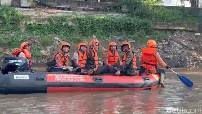 Pramono susur Sungai Ciliwung (Kadek Melda/detikcom)