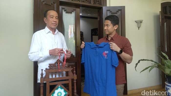 Presiden ke-7 RI, Joko Widodo (Jokowi) perlihatkan seragam reuni angkatan 80 Fakultas Kehutanan UGM, Kamis (31/7/2025).