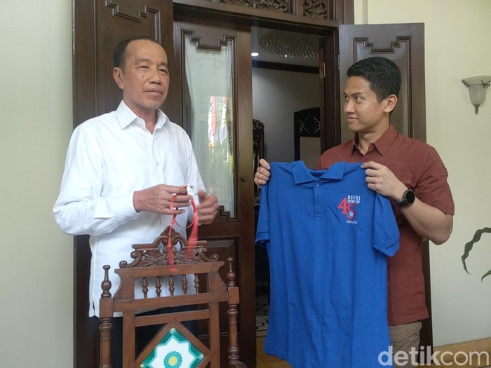 Presiden ke-7 RI, Joko Widodo (Jokowi) perlihatkan seragam reuni angkatan 80 Fakultas Kehutanan UGM, Kamis (31/7/2025).