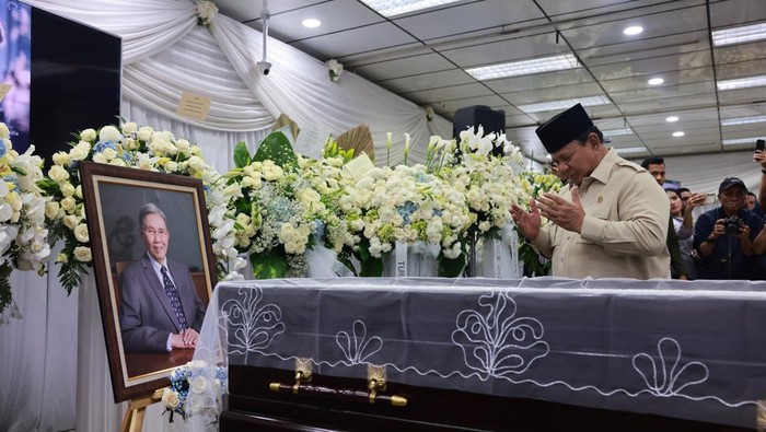 Presiden Prabowo Subianto melayat ekonom senior Kwik Kian Gie di Rumah Duka Sentosa di RSPAD, Jakarta Pusat, Rabu (30/7/2025). (dok Tim Media Presiden)