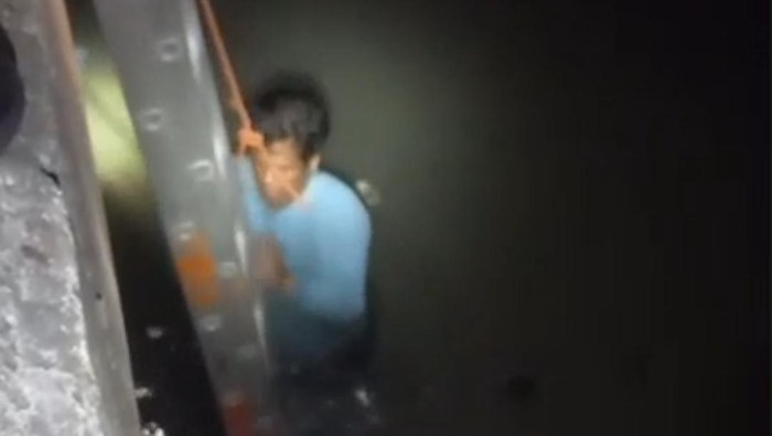 Pria tercebur ke kali di Cengkareng, Jakarta Barat