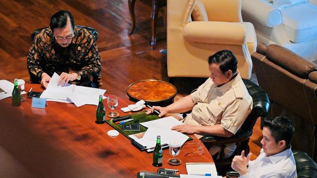 Rapat Presiden Prabowo dengan Ketua DEN Luhut Binsar Pandjaita