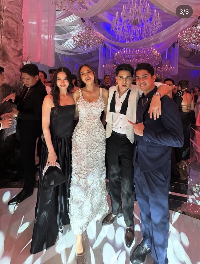 Pasangan yang juga baru menikah, Alyssa Daguise dan Al Ghazali tampak hadir. Alyssa memilih tampil simpel kenakan dress hitam strapless, sementara Al memilih nuansa tradisional dengan kenakan beskap modifikasi dipadukan celana panjang senada. Foto: Instagram