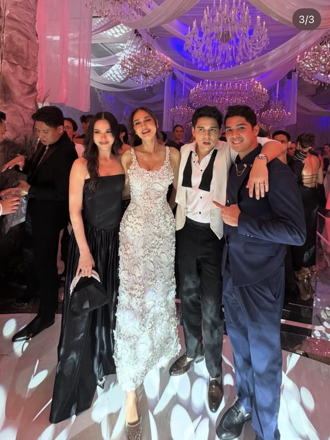 10 Penampilan Serba Hitam Artis di Resepsi Luna Maya, Siapa Paling Stunning? 10 Penampilan Serba Hitam Artis di Resepsi Luna Maya, Siapa Paling Stunning?