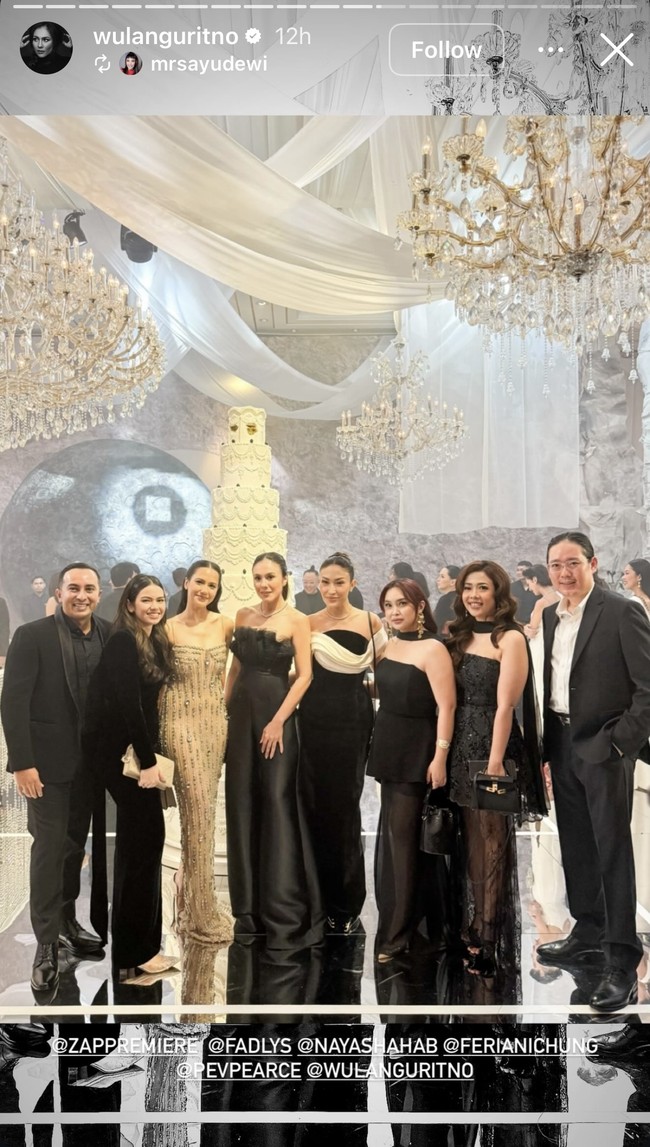 Sebagai sahabat Luna Maya, Ayu Dewi hadir dengan memberikan penampilan terbaiknya. Ia memilih gaun strapless hitam berhias aksen kain puti drapery yang mengitari bagian dada dan lengan. Penampilannya kian anggun dan elegan dengan gaya rambut sleek bun dan kalung di lehernya. Di sebelah Ayu juga berdiri Wulan Guritno yang tampil tak kalah glamor kenakan dress strapless. Foto: Instagram