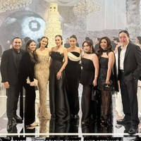 Sebagai sahabat Luna Maya, Ayu Dewi hadir dengan memberikan penampilan terbaiknya. Ia memilih gaun strapless hitam berhias aksen kain puti drapery yang mengitari bagian dada dan lengan. Penampilannya kian anggun dan elegan dengan gaya rambut sleek bun dan kalung di lehernya. Di sebelah Ayu juga berdiri Wulan Guritno yang tampil tak kalah glamor kenakan dress strapless. Foto: Instagram