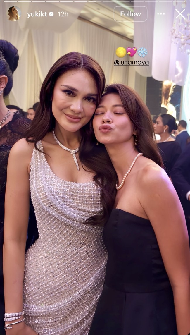 Penampilan Yuki Kato tak kalah jadi sorotan. Berpose bareng pengantin, keduanya tampil sama-sama cantik dengan riasan soft. Perpaduan gaun strapless hitam dan kalung mutiara membuat penampilan Yuki terlihat anggun dan elegan. Foto: Instagram