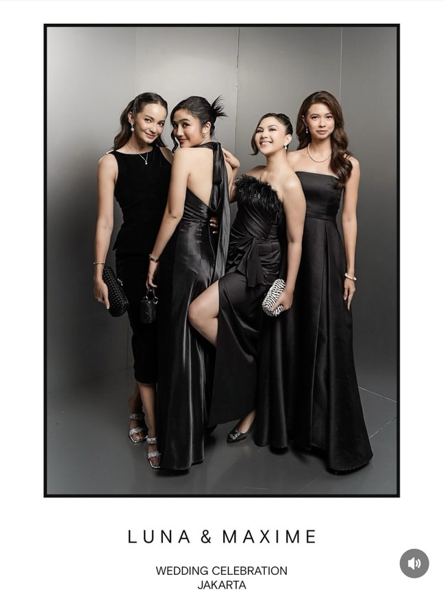 Para sahabat Yuki yang juga merupakan rekan-rekan artis Luna dan Maxime, Enzy Storia, Febby Rastanty, dan Jessica Mila juga turut hadir. Keempatnya berpose bersama dengan balutan gaun hitam yang mempesona. Foto: Instagram