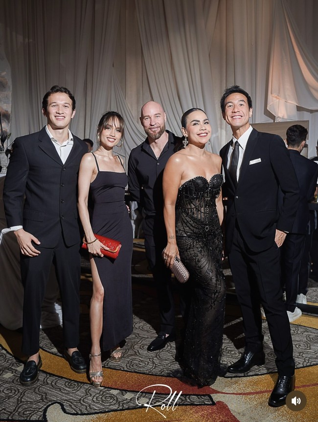 Cinta Laura dan Melaney Ricardo turut hadir bersama pasangan masing-masing. Cinta memilih bergaya simpel dengan slit dress tali spaghetti, sementara Melaney dengan gaun strapless korset berhias payet senada yang membuatnya terlihat semakin elegan. Foto: Instagram